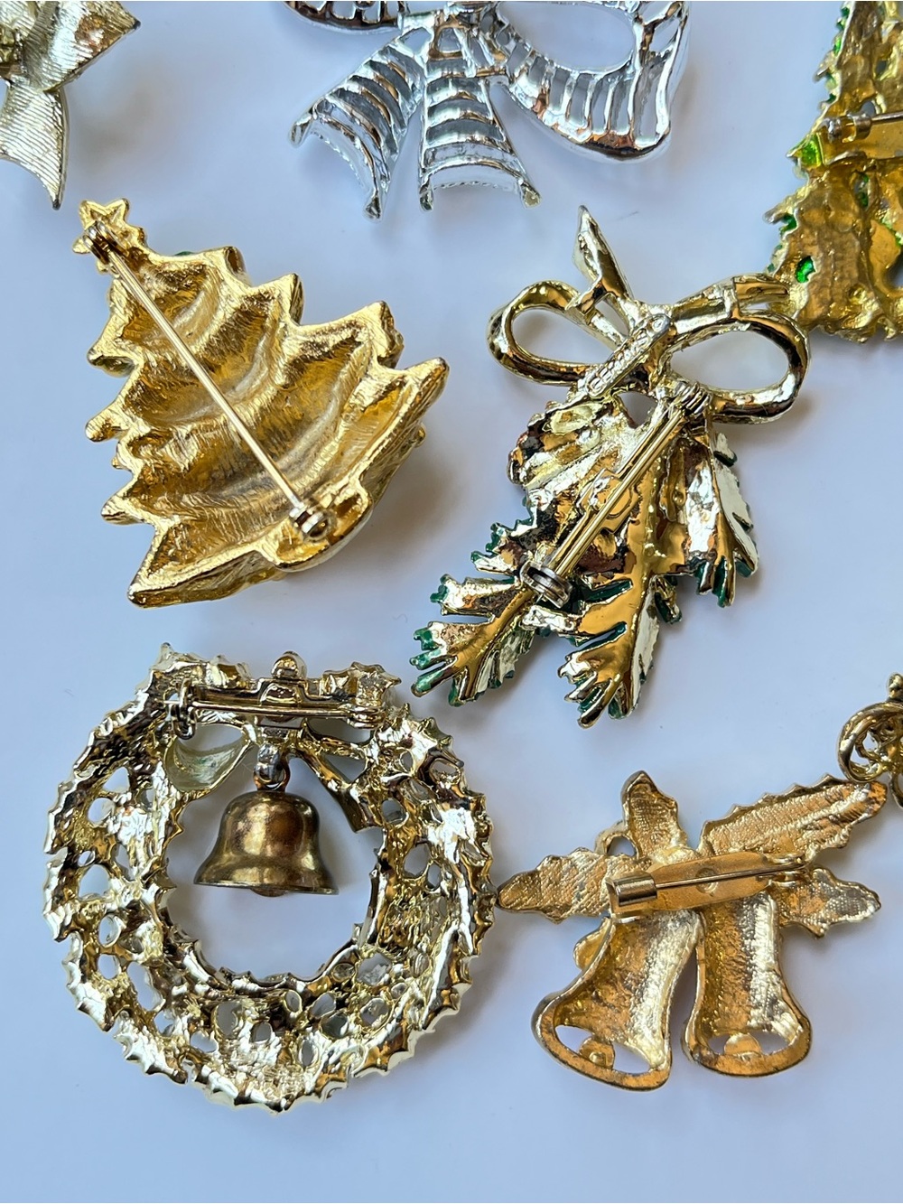 Christmas Holiday Brooch lot of 21 pcs mixed designer gold silver toned jewelry - Picture 9 of 13